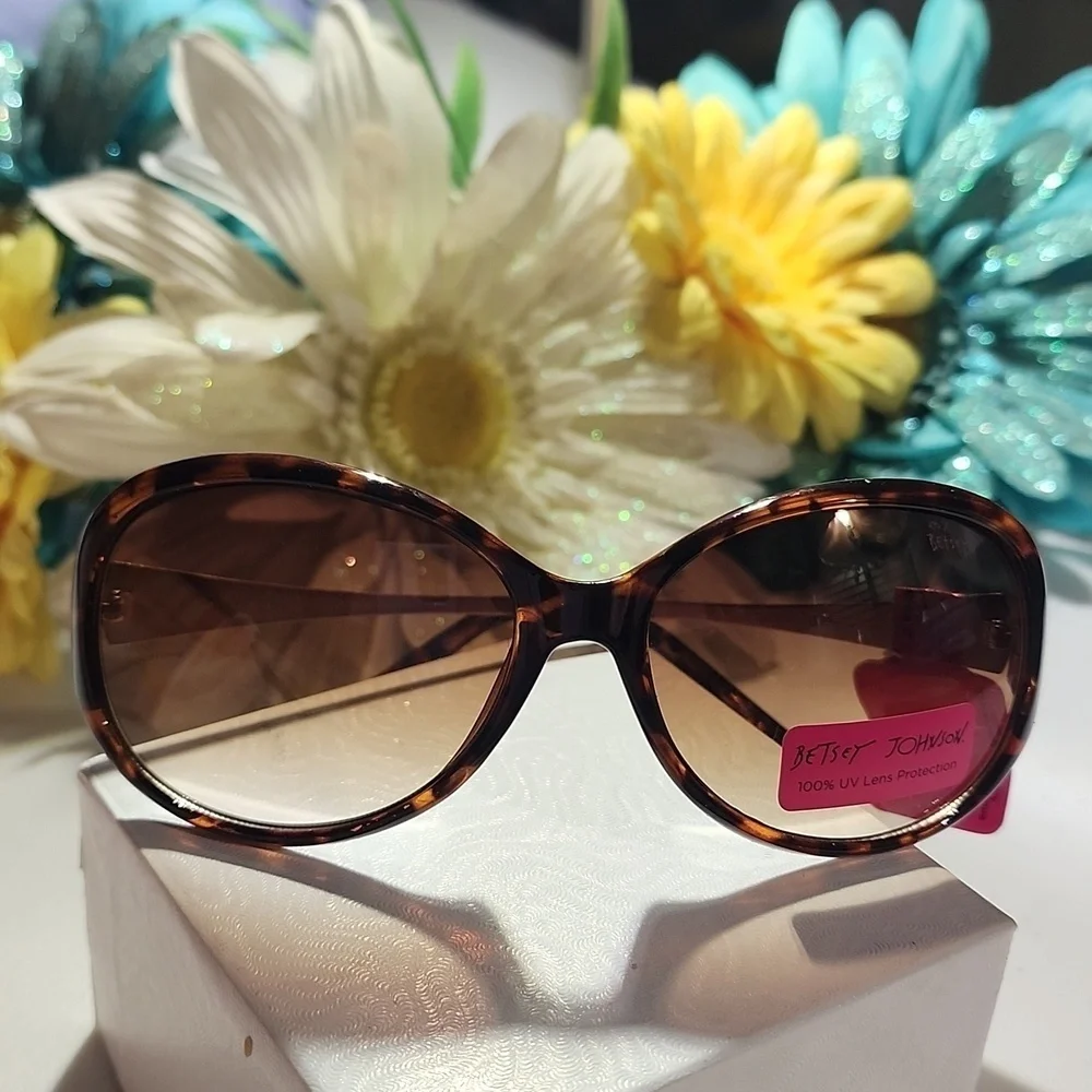 BETSEY JOHNSON SUNGLASSES - Picture 1 of 7